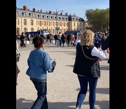 Nach Bombendrohungen im Schloss von Versailles: Die Besucher bleiben aus Besucher_verlassen_Versailles_ScreenX