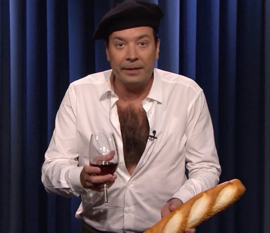 Amerikanischer Moderator Jimmy Fallon parodiert Emmanuel Macron mit einem Lied über Bettwanzen Fallon_parodiert_Macron_ScreenX