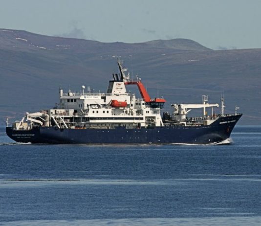 Wasserkrise in Mayotte: Ein Schiff brachte 500.000 Liter abgefülltes Wasser auf die Insel Schiff_Marion_Dufresnes