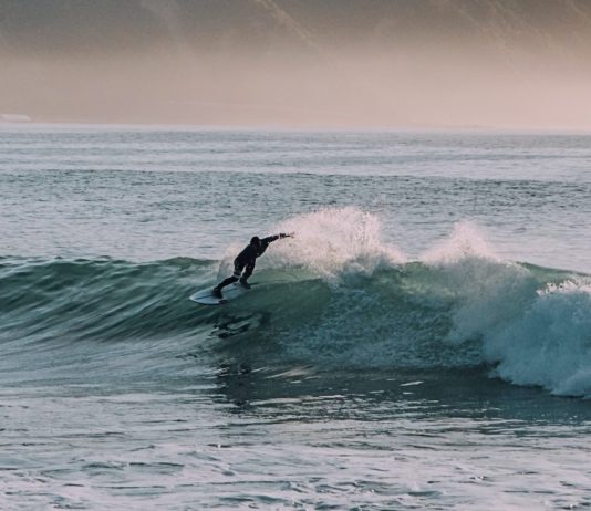 Die Flusswelle ruft: Surfen auf dem Mascaret in der Gironde Surfen_Illustration