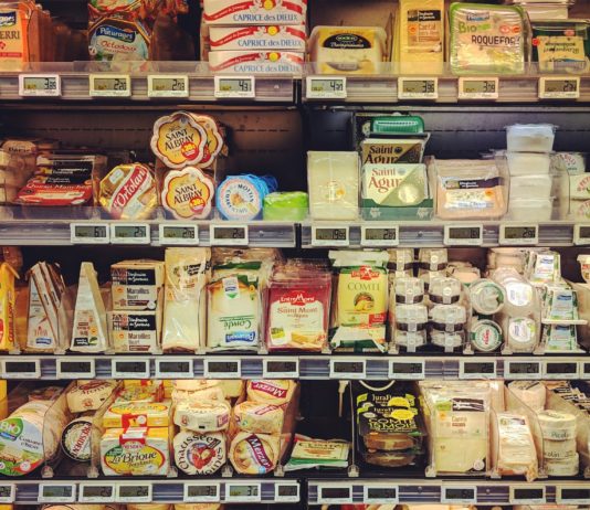 Ende der Krise? Inflation verlangsamt sich in Frankreich deutlich auf 4% im Monat Oktober Supermarkt_Milchprodukte