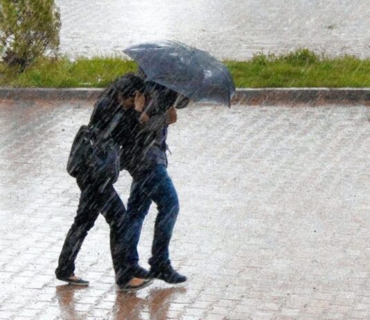 Sturzfluten in Marseille: Autos stecken fest und Festivalabend abgesagt Starkregen