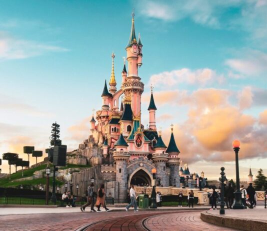 Albtraum im Märchenschloss: Disneyland Paris Bühne eines inszenierten Kinder‑„Hochzeits“-Skandals Disneyland_Paris