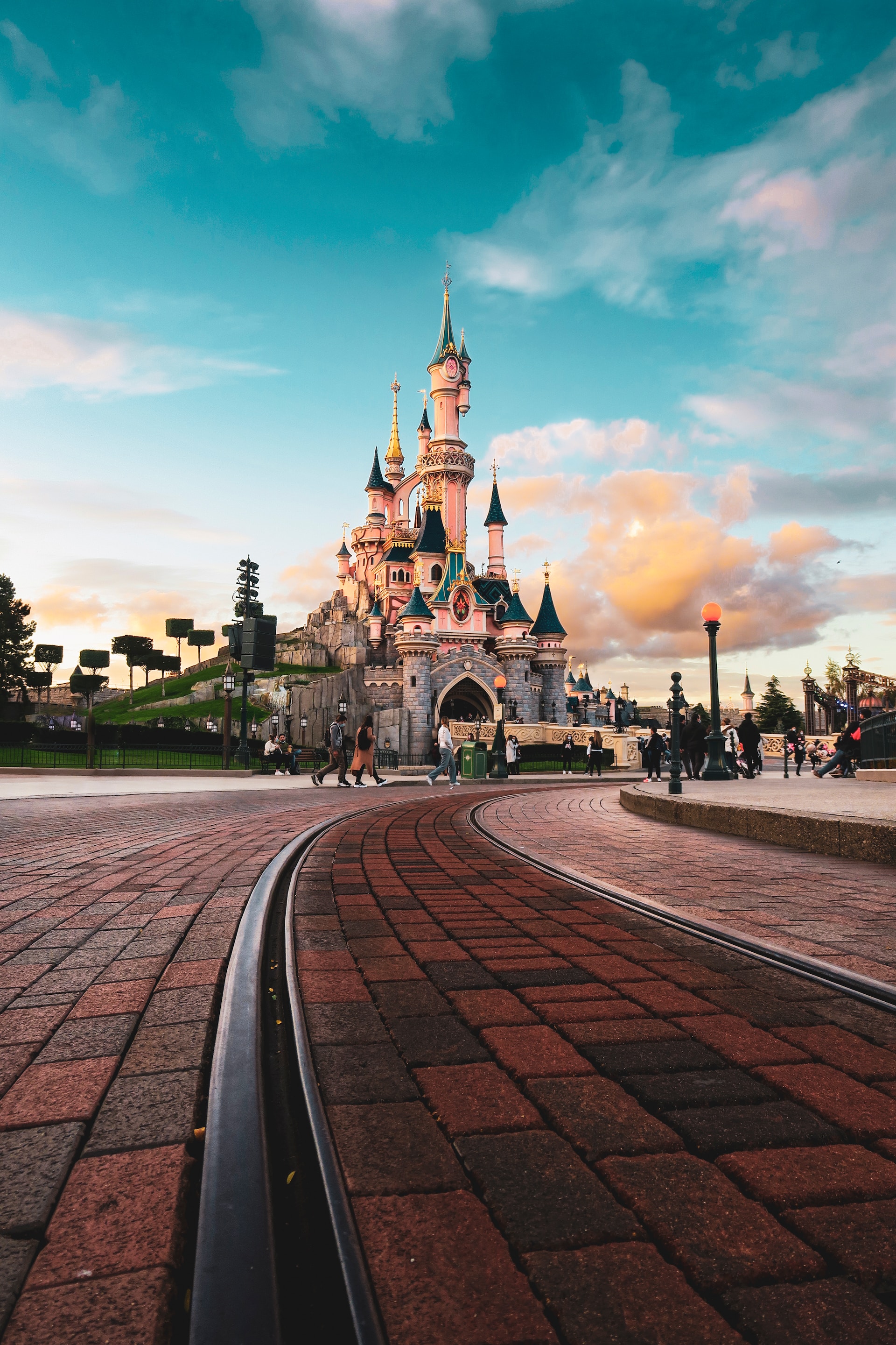 TGV: Weiche falsch gestellt - EU-Parlamentarier aus Brüssel landen im Disneyland Paris statt in Straßburg!