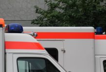 Mutter stürzt sich mit ihren Kindern aus dem 7. Stock – 12-jährige Tochter stirbt Rettung_Illustration