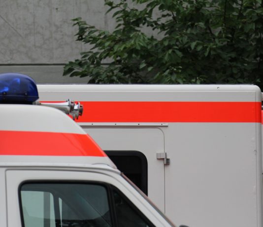 Mutter stürzt sich mit ihren Kindern aus dem 7. Stock – 12-jährige Tochter stirbt Rettung_Illustration