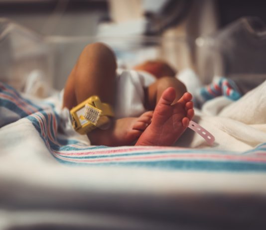 Rennes: Neugeborenes in Müllcontainer entdeckt Neugeborenes_Illustration