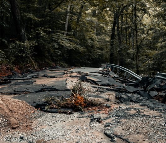 Unwetter an der Côte d’Azur: Abgelegene Dörfer in Alarmbereitschaft Zerstörte_Strasse
