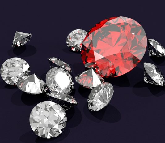 Bergsteiger entdeckte Kiste mit Edelsteinen in der Nähe von Chamonix – der mysteriöse Schatz wird jetzt versteigert Diamanten_Edelsteine