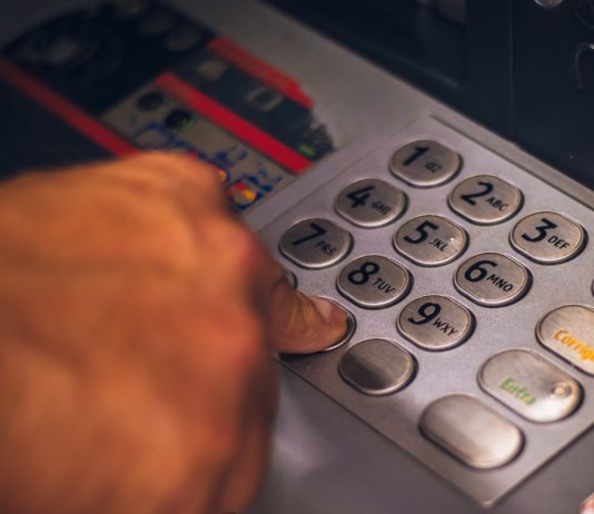 Paris: Gauner stehlen mit der „Gabeltechnik“ über 80.000 € aus Geldautomaten Geldautomat