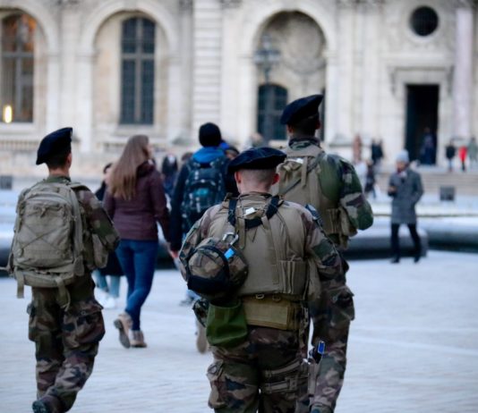 Nach dem Anschlag in Moskau erhöht Frankreich die Attentats-Sicherheitswarnstufe Soldaten_Sicherheit_Paris