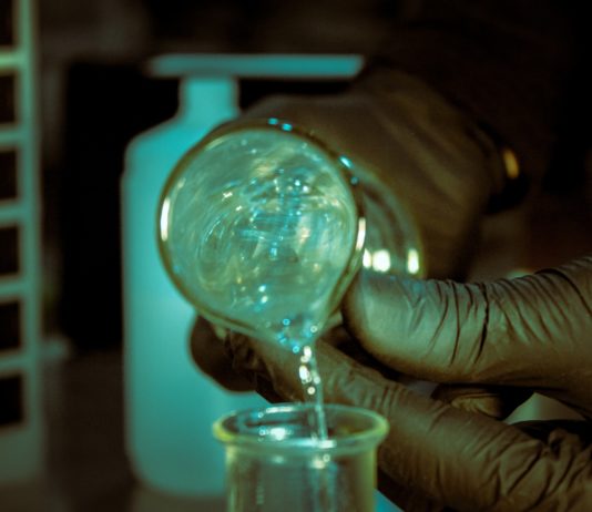 Rouen: 2 Jugendliche wollten Chemikalien in Schule einschleusen – sie wurden in Polizeigewahrsam genommen Illustration_Chemikalien