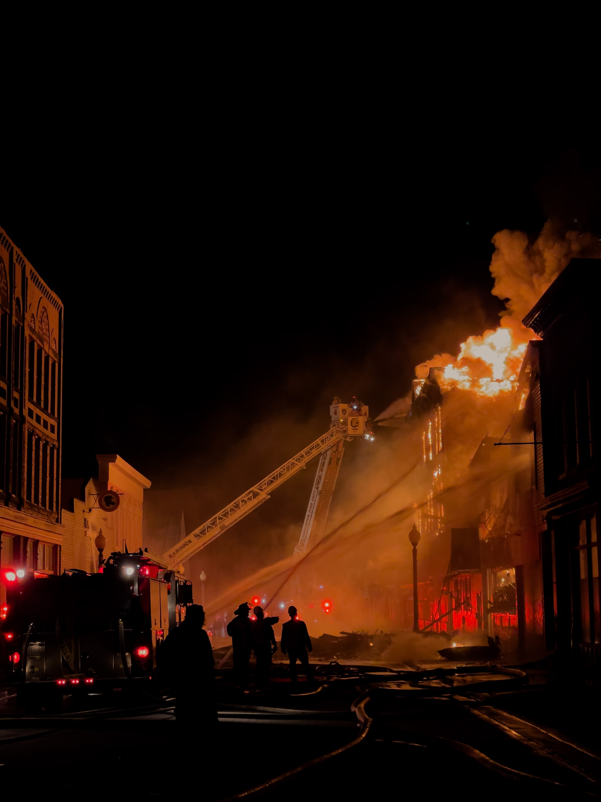 Rouen: Zwei unbewohnte Gebäude stürzen nach Großbrand ein