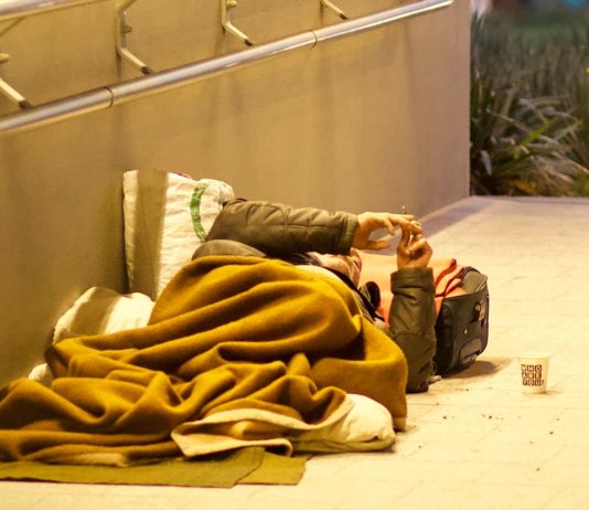 Frankreich: Mindestens 624 Obdachlose starben im vergangenen Jahr auf der Straße Obdachlos