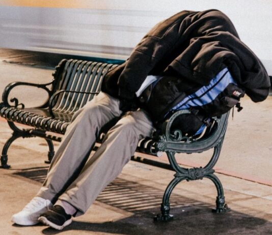 Frankreich unter der Hitzeglocke: Gefängnisse und Obdachlose im Überlebenskampf Obdachloser