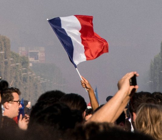 Frankreich: Präsident Emmanuel Macron strebt Verfassungsänderung an Französische_Flagge