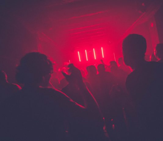 Spanien: Mindestens 13 Tote bei Brand in einem Nachtclub im Südosten des Landes Diskothek_Illustration