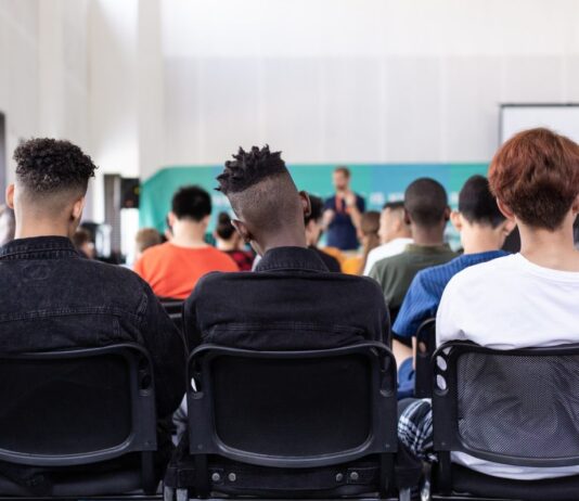 Schockmoment im Klassenzimmer: Lehrerin in Haute-Savoie mit Feuerwerkskörpern angegriffen Schule_Schüler