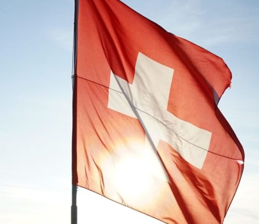 Schweizer Balanceakt zwischen Völkerrecht und Neutralität – Immunität für Wladimir Putin bei Friedenskonferenz Schweiz_Flagge