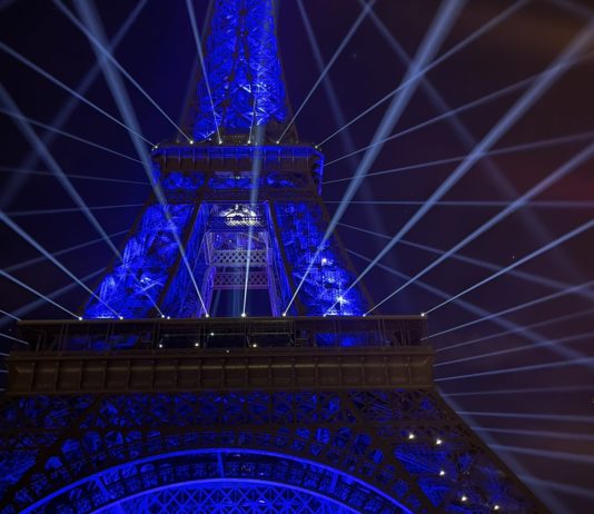 Warum leuchtet der Eiffelturm in den letzten Nächten in allen Farben? Eiffelturm_Lichtspiel