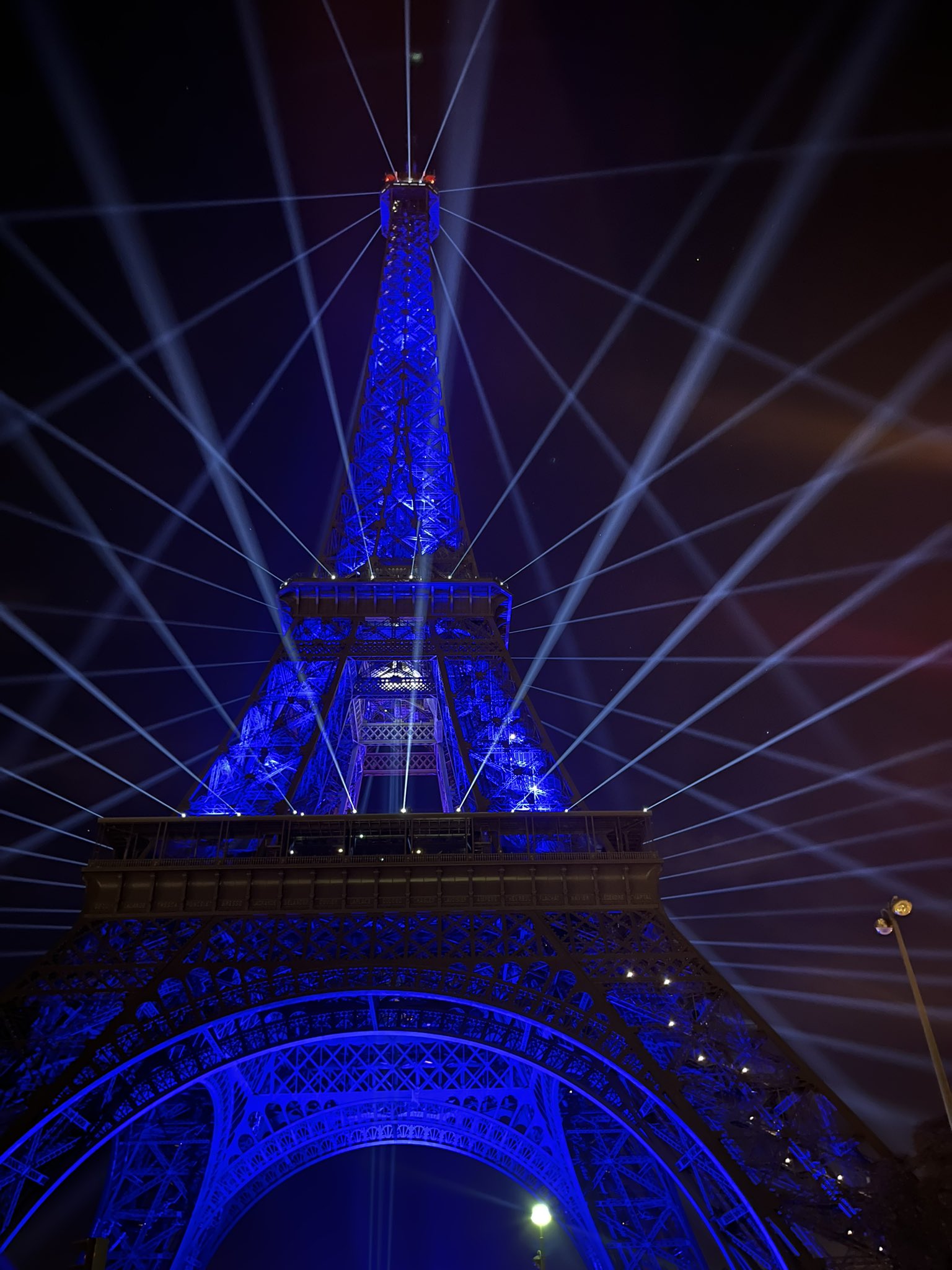 Warum leuchtet der Eiffelturm in den letzten Nächten in allen Farben?