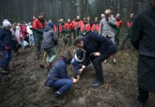Emmanuel Macron kauft in einer Bar zwei Rubbellose und gewinnt 6 Euro – dann pflanzt er Bäume Macron_Pflanzt_Baum_ScreenX