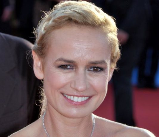 Schauspielerin Sandrine Bonnaire klagt nach dem Tod ihrer Mutter gegen das Altersheim Sandrine_Bonnaire_Deauville_2012
