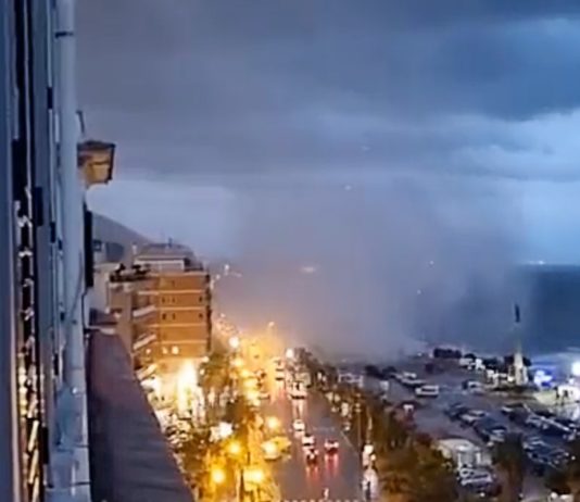 Italien: Beeindruckende Meeres-Tornados treffen auf die Küste Tornado_Salerno_ScreenX