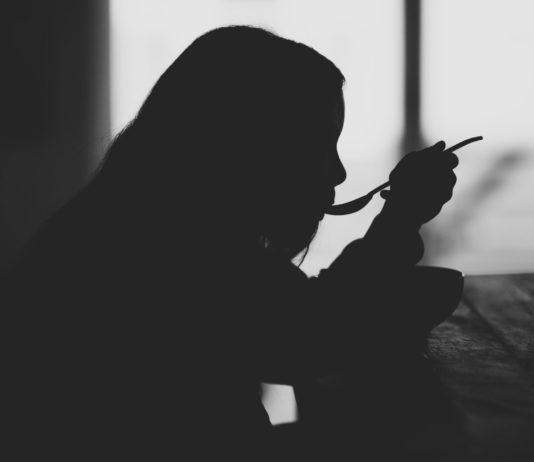 Obdachlose Kinder in Pariser Schulen untergebracht: Senator kritisiert das als „Notlösung“ Obdachlos_Kind