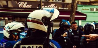 Schüsse in der Nacht – Wenn Jugendliche zu Tätern werden und eine Stadt den Atem anhält Polizei_Illustration