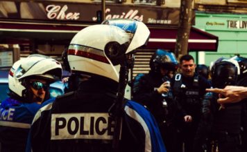 Ein Mord, der Frankreich aufrüttelte: Neue Dynamik im Fall Mehdi Kessaci Polizei_Illustration