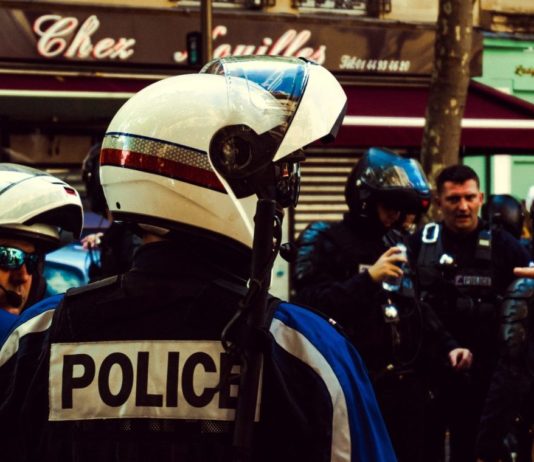 Montpellier im Schock: 20-Jähriger schwebt nach Messerattacke zwischen Leben und Tod Polizei_Illustration