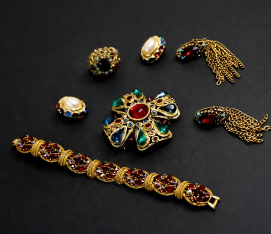 Olympiade Paris 2024: Dem mongolischen Olympia-Delegationsleiter wurden 600.000 Euro gestohlen Schmuck_Illustration