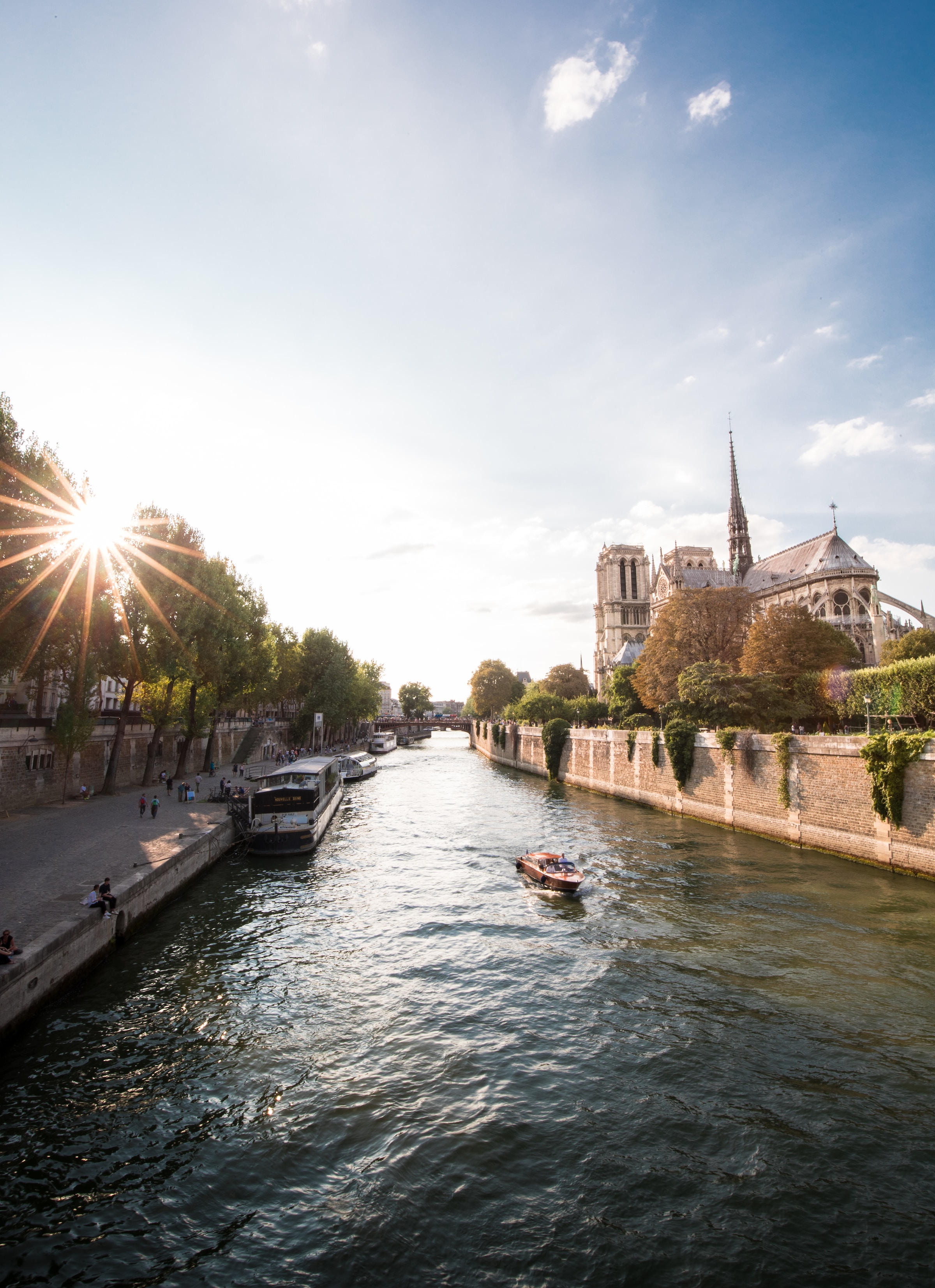 Editorial: Notre-Dame de Paris - Ein Symbol französischer Kultur und Geschichte