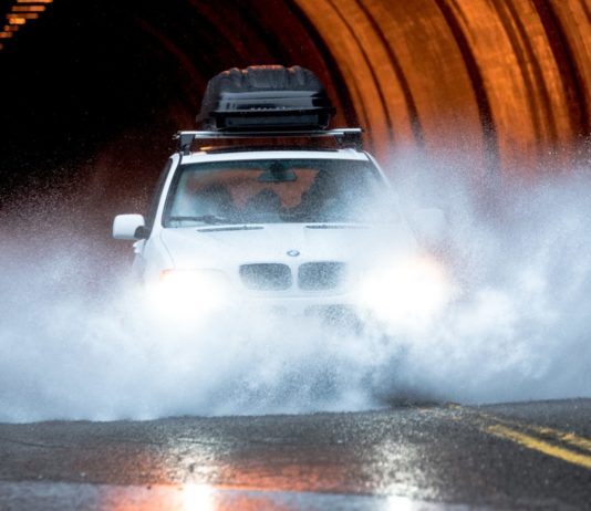 Hochwasser: Sechs Departements in der Region Nouvelle-Aquitaine unter Alarmstufe Orange Ueberschwemmungen_Strasse