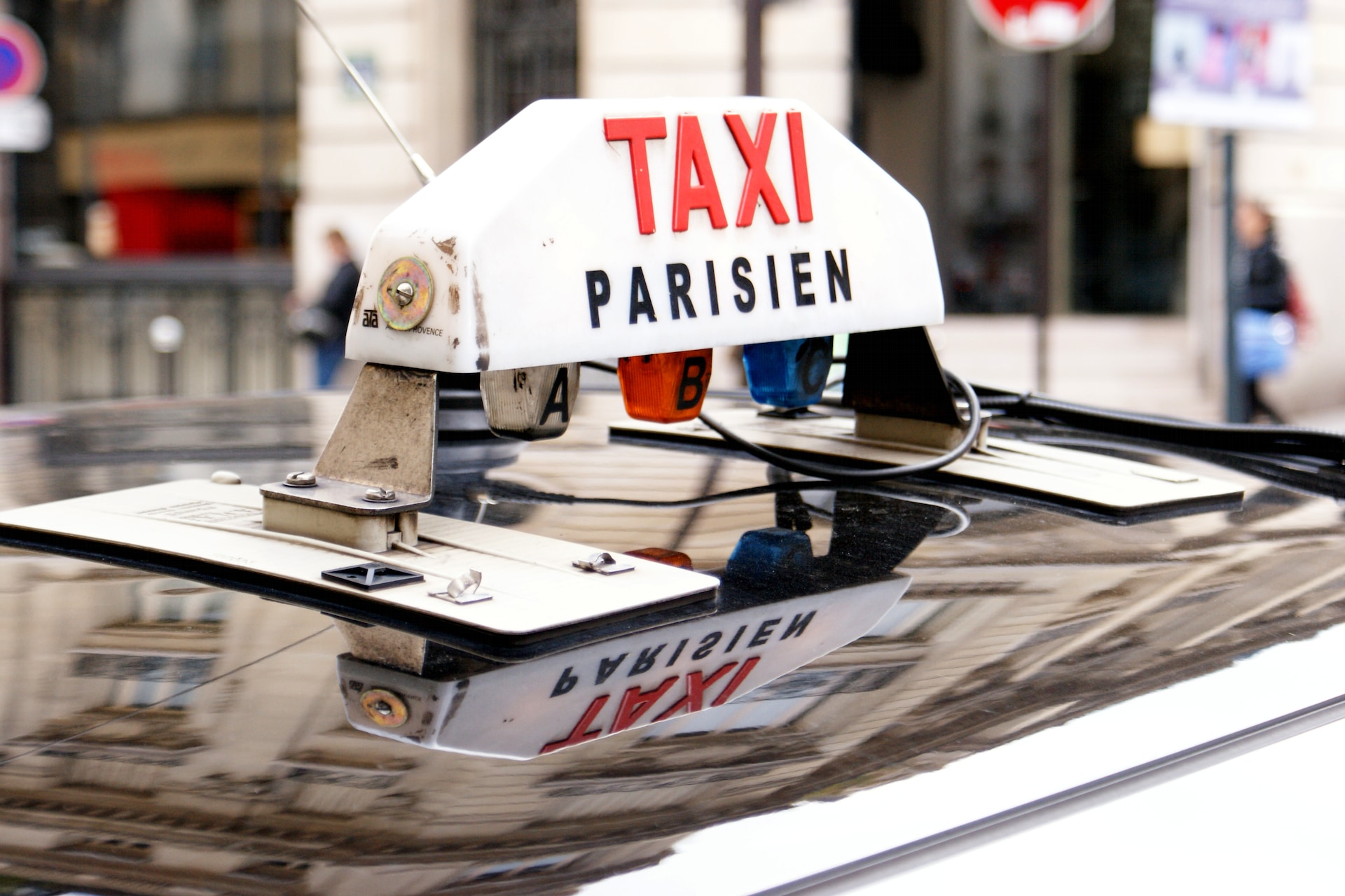 "Euch nehme ich nicht mit!" - Am Flughafen Orly verweigert Taxifahrer einer Familie aus Israel die Fahrt