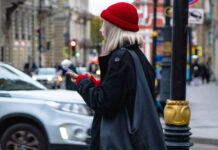 Kältewelle in Frankreich – Ein Vorgeschmack auf den Herbst Strasse_Kälte_Frau