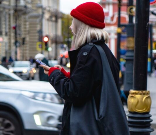 Kältewelle in Frankreich – Ein Vorgeschmack auf den Herbst Strasse_Kälte_Frau