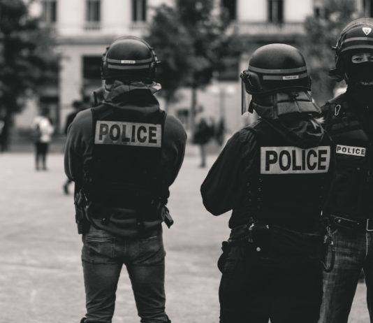 Marseille: Jugendliche in der Spirale des Drogenhandels – Täter und Opfer werden immer jünger Polizei_Illustration