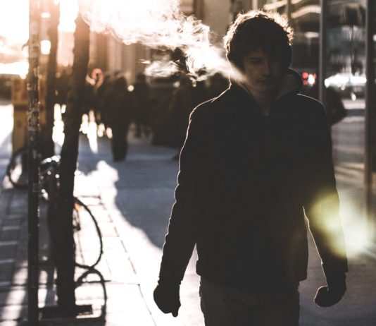 Wetter: Frost und Schnee – Kälteeinbruch in Frankreich in der kommenden Woche Kaelte_Mann_Strasse