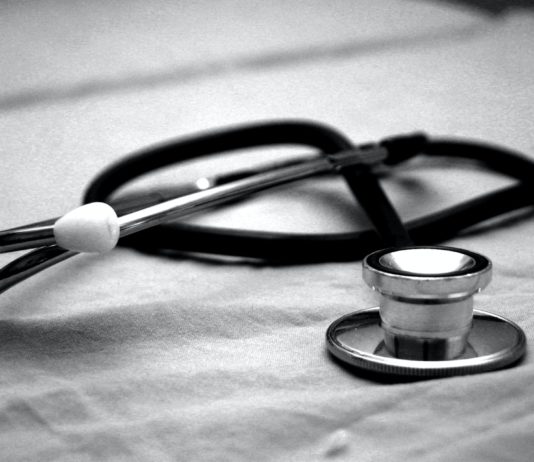 Neues Einwanderungsgesetz: 3.500 französische Ärzte kündigen zivilen „Ungehorsam“ an Gesundheitsversorgung_Illustration