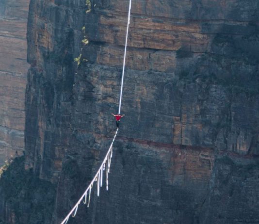 Frankreich: Weltrekord im Seil-Laufen unter der Erde im Departement Pyrénées-Atlantiques aufgestellt Seiltanz_Slackline