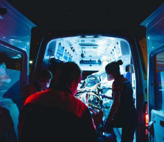 Sechs Verletzte bei Schiesserei in Nîmes: Angst, Wut und ein Stadtviertel am Rand des Abgrunds Rettungswagen