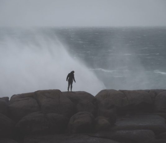 Sturm Benjamin fegt über Frankreich: Über 100.000 Haushalte ohne Strom – Küstenregionen besonders betroffen Sturm_Illustration