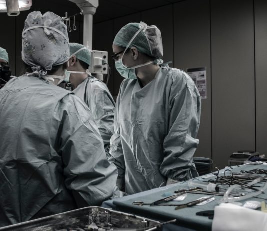 Gesundheit: Erstmals wird in Frankreich einer Patientin ein Kehlkopf transplantiert Operation
