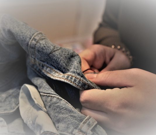 Der Kleidung ein 2. Leben verleihen: Finanzielle Hilfe des französischen Staates bei Textil-Reparaturen Textil-Reparatur