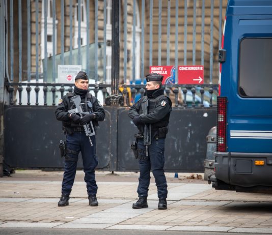 Rennes unter Beschuss: Kalaschnikow-Angriff versetzt die Stadt in Angst Polizei_Illustration