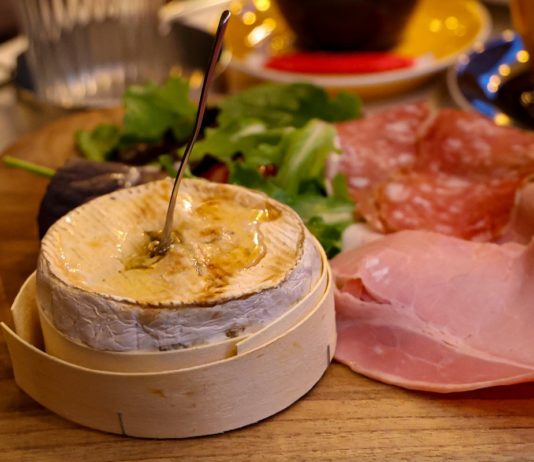 Camembertschachteln bald verboten? EU-Regelung beunruhigt französische Käseproduzenten Camembert