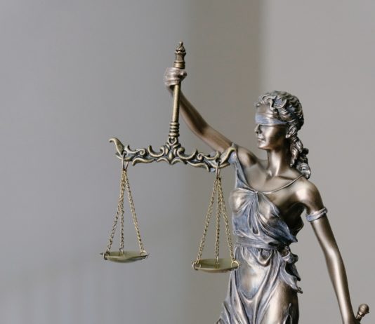 Ein Femizid, der vielleicht hätte verhindert werden können – Der Prozess beginnt Justitia