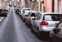 Parken als Luxusgut – warum Stellplätze und Strafen in Europas Städten immer teurer werden Illustration_Straße_parkende_Autos